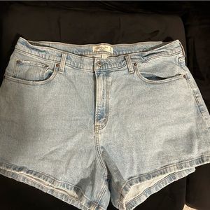 Curve love Abercrombie and Fitch High Rise Mom Short